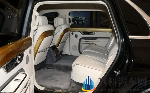 真国产豪华，这车也有钱未必能买到，气场比“劳斯”还强-3