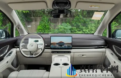 26款岚图梦想家：重新定义高端智能MPV，值得买吗？-3