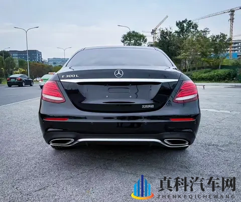 20万拿下行政座驾！二手奔驰E300L，体验豪华舒适-1