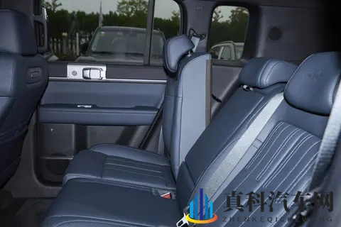 空间能装下一家老小?方程豹钛7,这些细节让长途出行不焦虑!-3