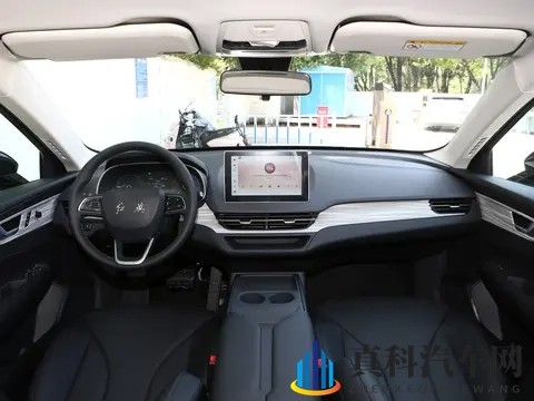 新款红旗纯电中型车售价不足9万起!全新外观更动感,续航500公里-2