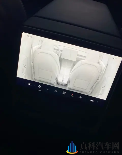 特斯拉Model Y的“隐藏彩蛋”：白色小卡扣，藏着一个纯平大世界！-2