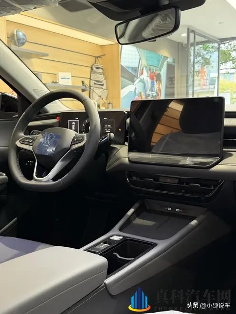 沟厕toilet T ube美女:时尚美女挑战独特创意,厕所管道新潮流-3