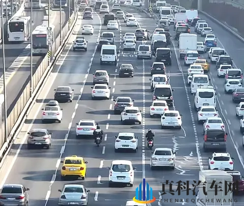 新能源时代，为何仍有半数人钟情油车？-1