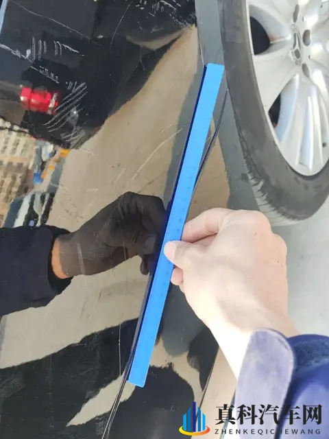 特大黑人与娇小亚女:汽车时尚:霸气巨无霸与优雅小精灵的激情碰撞-2