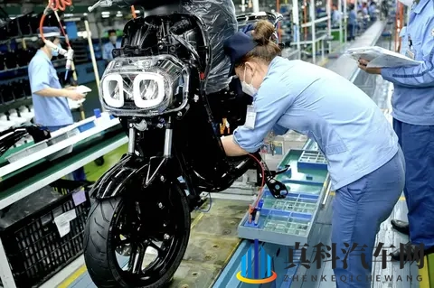 白色脚上浓浓的精华液怎么用:如何正确使用白色浓稠足部精华液-2