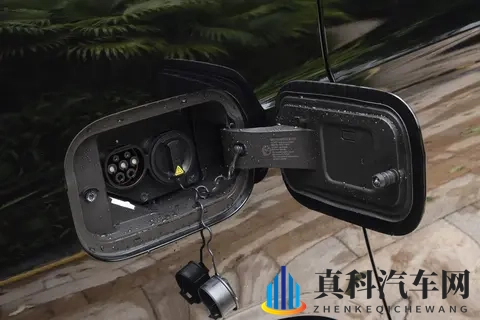 全家满员不挤！魏牌高山7亏电油耗才715L，2000MPa钢车身够扎实-3