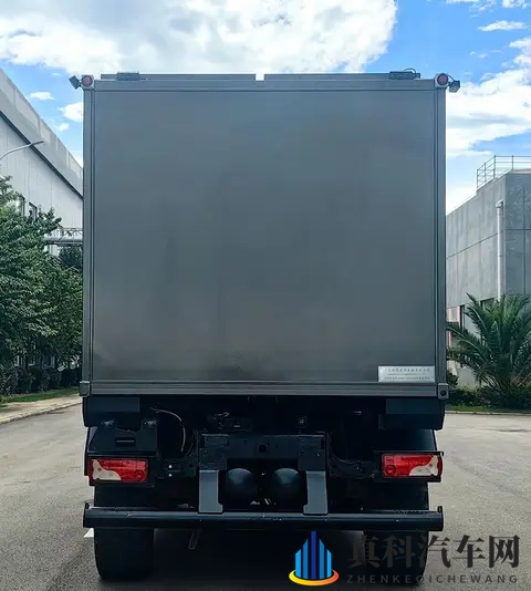 前面越野车,侧面小货车:这台奔驰‘四不像’,凭啥敢卖一百万?-2
