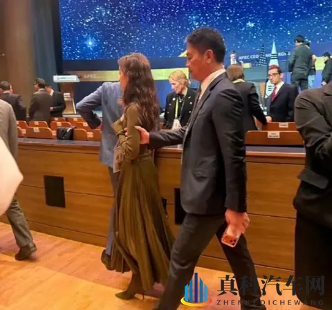 小樱被扒开腿坐做 同人游戏：《同人游戏中的争议场景：女主角腿部动作引发热议》-2