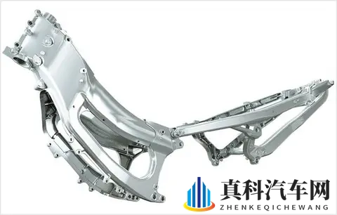 钱江550CC大踏板来袭!双缸动力挑战光阳、雅马哈市场霸主地位-1