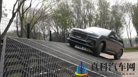 豪华SUV横评：试完 6 大场景，我选了 “不偏科” 的航海家-1