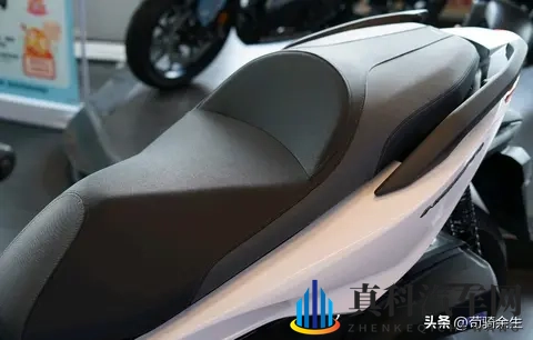 直降8K！本田佛沙350反向升级，雅马哈XMAX的中排踏板地位稳吗？-2