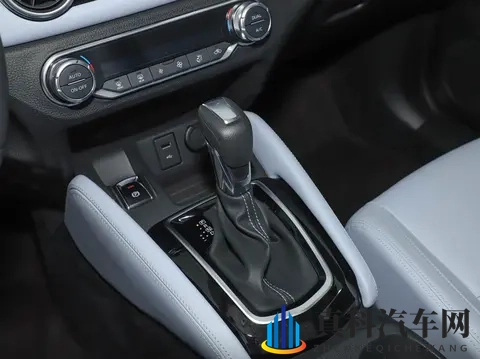 按摩师把我胸罩解开摸出水了:按摩师意外解开胸罩,发现湿漉漉一片-1