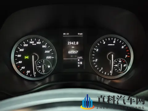 少妇大战黑鬼40厘米：新能源汽车+智能驾驶，汽车市场新亮点引关注-3