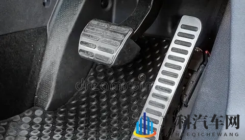 为什么豪车的油门踩起来像高级沙发,而你家车的像踩弹簧?-3