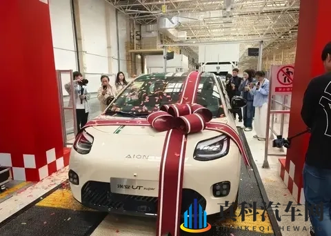 京东第一辆车下线-1