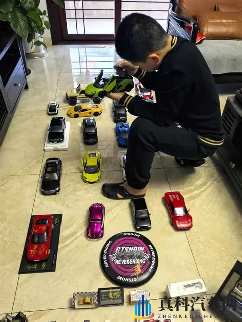 11岁“懂车弟”坐上500万豪车圆梦，花压岁钱买了90款车模型-1