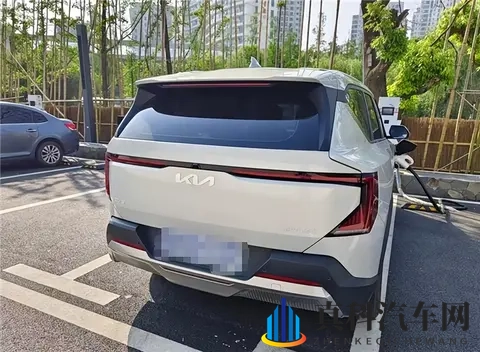 比亚迪汉的“百万底气”：标配高速爆胎稳行，泊车出事全兜底-1