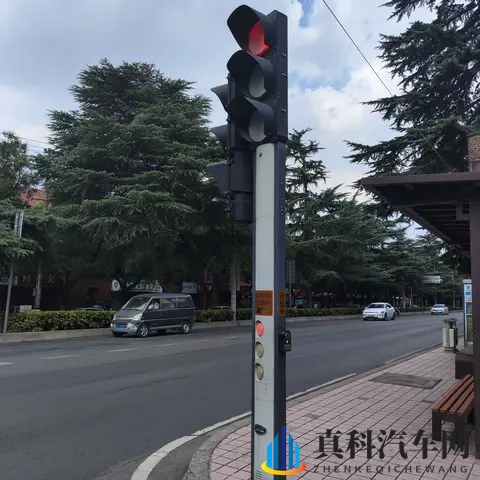 从斑马线礼让行人看路权之争:既是守法也是生存智慧-2