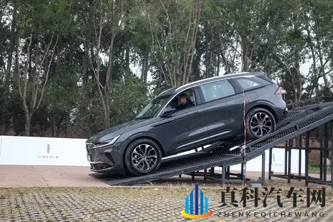 家用商务越野三不误 场地试驾2026款林肯航海家-2