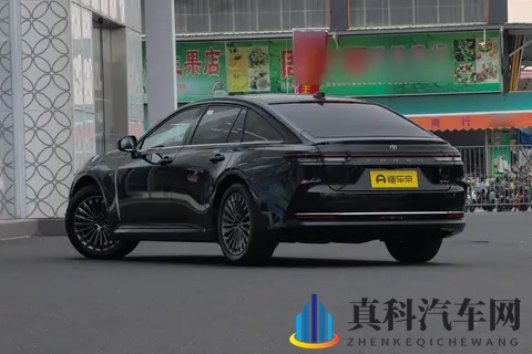 30 万左右选中大型混动轿车，皇冠（进口）怎么选？别被配置绕晕了-2