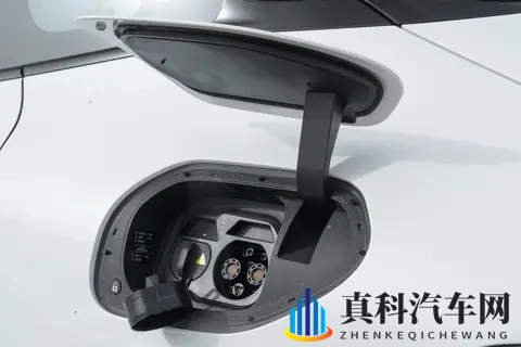 阿维塔06不玩虚的:华为ADS 4,再配上空气悬架,20万级还有对手?-2