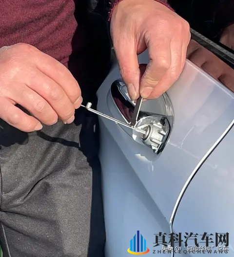 车门被锁,人困火中,系统成枷锁-2