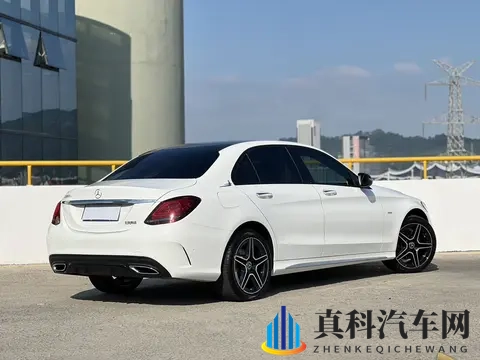 和亲女洗澡时做了爱:亲女共浴意外激情,一夜缠绵情难舍-1