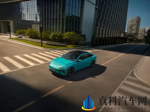 【上市】东风奕派eπ007+ 智美超能轿跑1399万起解锁-3