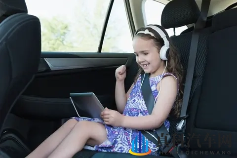 注意!后排乘客不系安全带,同样是违法!-1