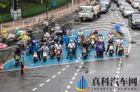 摩托车究竟能不能走非机动车道,参考汽车分析会得出什么结论呢?-1