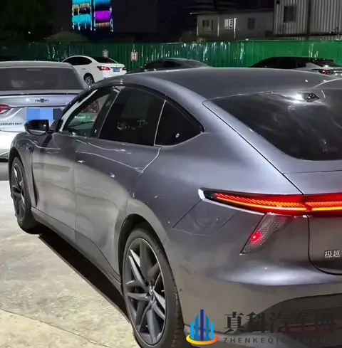 车主捡漏倒闭车企“烂尾车”,7万买辆哪吒,“因倒闭才有好价”-1