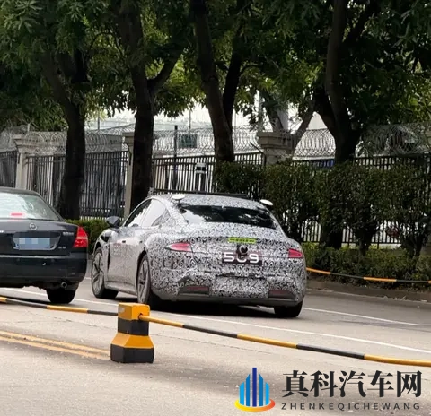 SU7 改款伪装车谍照曝光：十字大灯 + 隐藏门把手，能否打动新用户-1