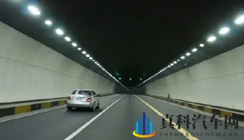 高速隧道遇龟速车,只能自认倒霉?老司机教你招,不违章还解气!-1