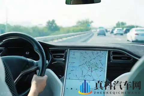 老师穿白色双开真丝旗袍怎么穿：汽车时尚设计：创新与科技交织的风景线-2