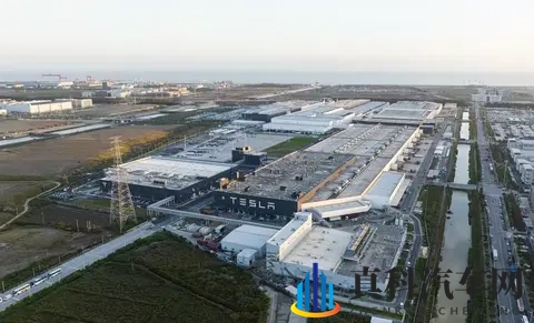 特斯拉Model Y长续航后驱2885万,821km续航,还是五座-2