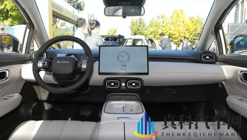 终于来了，京东首款车实车亮相，1号车拍出7819万-3