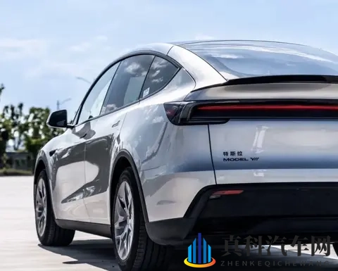 带爸妈去试特斯拉 Model Y L,说 “买 6 座车就图咱仨坐得舒服”。-2