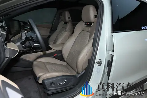 奥迪A6纯电轿车，搭载宁德时代电池，最高时速200公里，两款中网-1