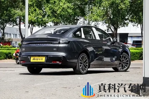 10万纯电轿车能否兼顾性能与实用？它或许给了个新答案-3