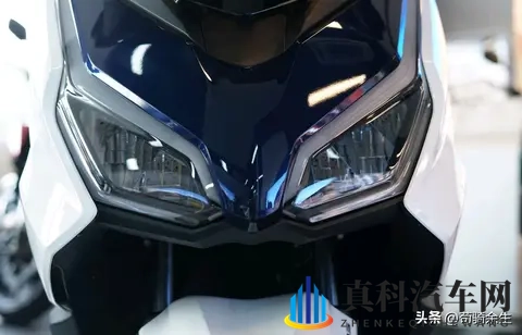 直降8K！本田佛沙350反向升级，雅马哈XMAX的中排踏板地位稳吗？-3