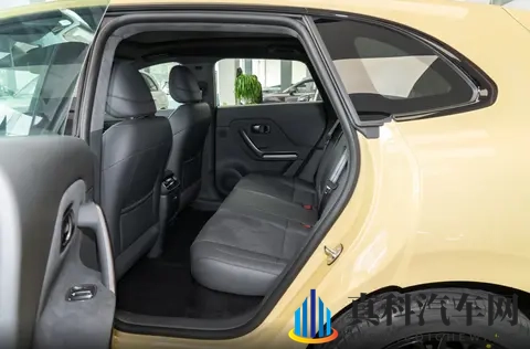 开始玩操控了，零跑lafa5钢炮车型，218马力电机会有乐趣？-1