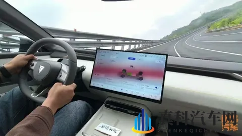 深蓝L06开起来咋样,法拉利同款磁流变悬架,真那么厉害吗-2