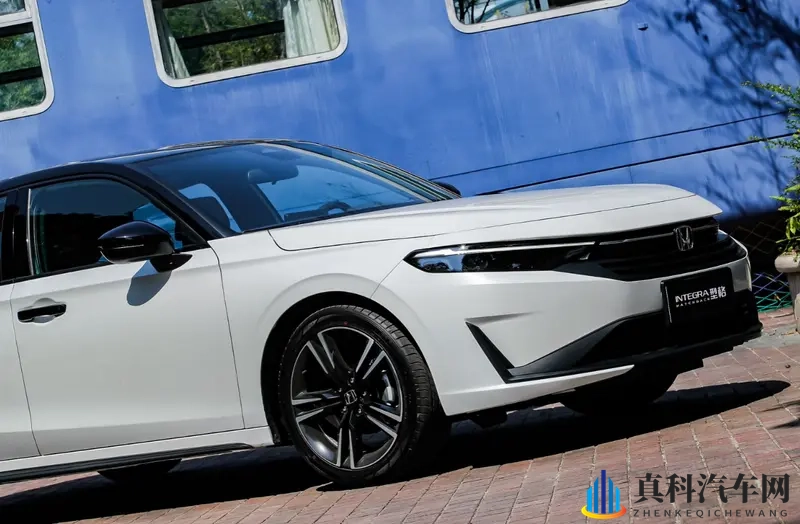 行头可素简，座驾必非凡——型格重构玩车新范式-1