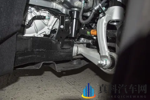 18万买C级SUV，轴距3米，油耗4L，还有空悬+CDC！-1