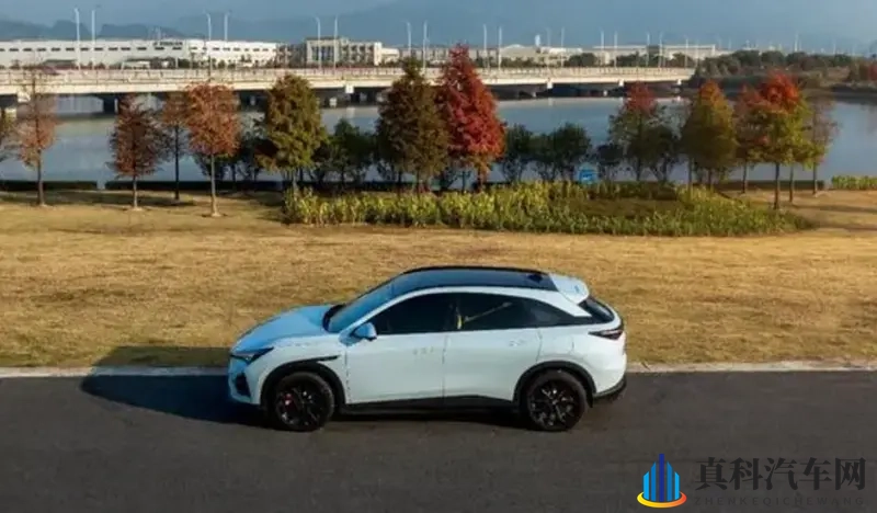 15万级全能SUV新标杆！极狐阿尔法T5重塑家庭出行体验-1