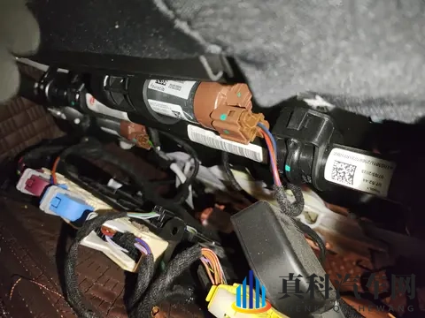 迪丽热巴被C喷了一床:新能源汽车命名新潮,品牌新车型引关注-3