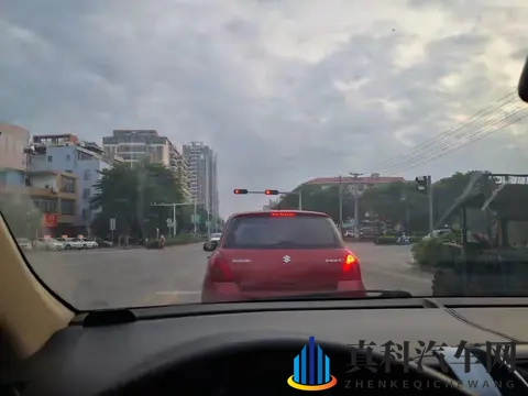 等绿灯有必要挂N挡吗？吃过亏的司机都这样做，安全又不伤车！-2