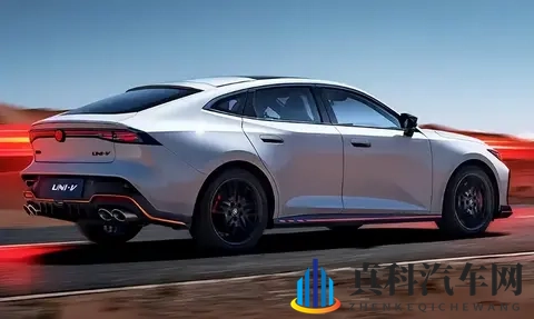 十万级新卷王！2025款长安UNI-V上市，叫板奥迪A7！-3