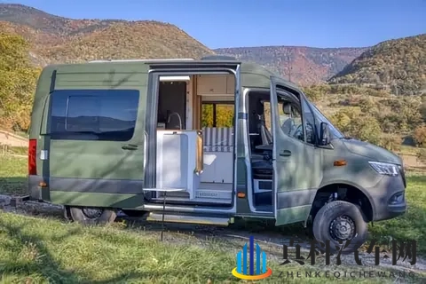 定制车型:可供两人乘坐的奔驰Sprinter 4x4,配备电磁炉和马桶-3